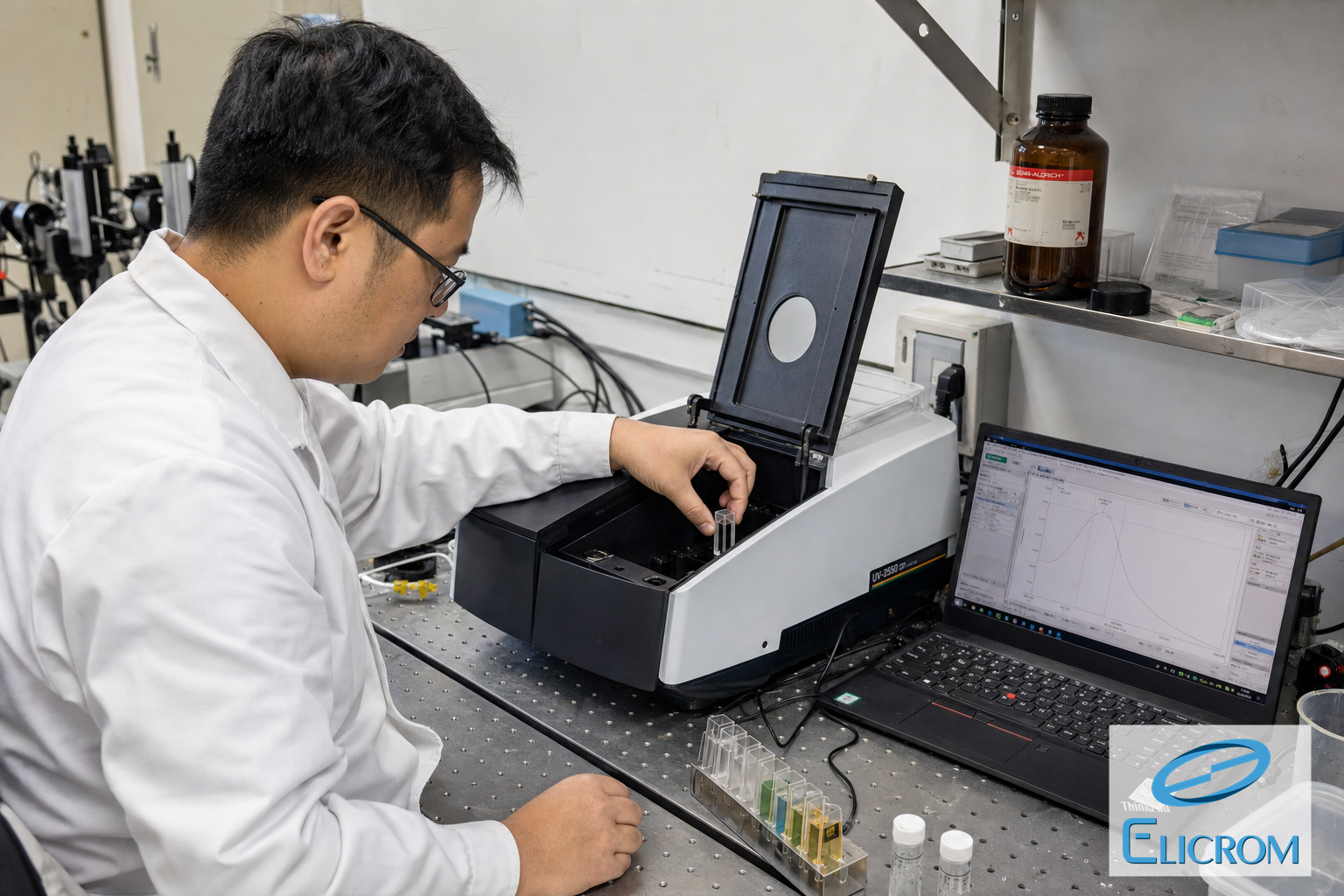Técnico de ELICROM Colombia calibrando espectrofotómetro UV-VIS en Bogotá